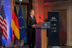 앤터니 블링컨 미 국무장관이 2022년 1월 20일 베를린에서 러시아의 우크라이나 침공 가능성에 대해 연설하는 장면