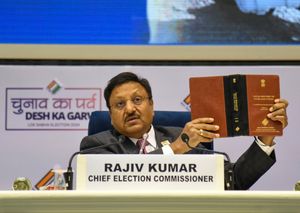 기자 회견에서 2024년 총선거 및 주 의회의원 선거에 대해 설명하는 선거관리위원회 위원장 라지브 쿠마르