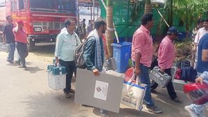 2024년 5월 19일 서람푸르, 웨스트벵갈에서 치러진 제5차 총선에 사용될 전자 투표기(EVM) 및 기타 선거 관련 자료를 운반하는 투표 관리 요원들.