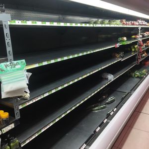 2021년 남아프리카 공화국 소요 사태 중 공황 구매로 인한 식료품점 빈 선반