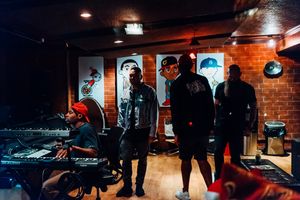 더 스테레오타입스(The Stereotypes) (사진)는 "That's What I Like"의 공동 프로듀싱과 공동 작사를 맡았다.