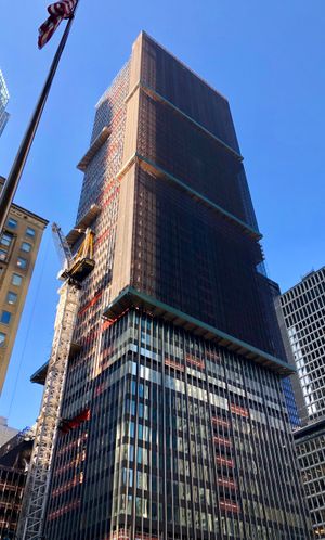 2019년 270 파크 애비뉴가 철거되는 이미지. 일부 창문이 제거되었고, 상층부 주변에 비계가 설치되어 해체 작업이 진행 중이다.