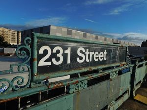 231번가역의 표지판