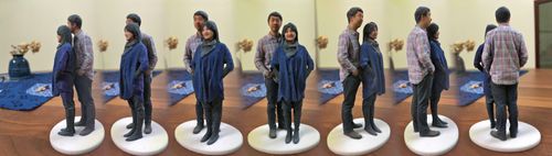 3D 셀피는 Shapeways에서 석고 기반 프린팅을 사용하여 1:20 축척으로 인쇄되었으며, 2D 사진을 기반으로 마두로담 미니어처 공원에서 제작됨