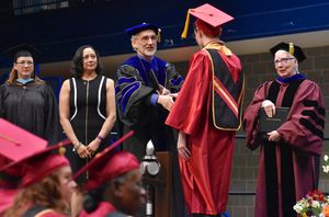 Germanna Community College에서 졸업식에서 졸업장을 받는 고등 교육 졸업생.