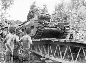 뉴기니 전역 동안 공병들이 호주 마틸다 2가 교량을 건너는 것을 관찰하고 있다.