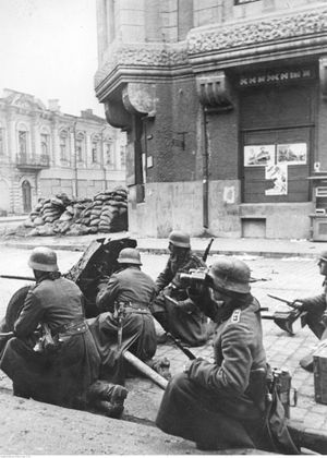 1941년 10월 제1차 하르코프 전투 동안 하르코프 거리에서 3.7 cm Pak 36 대전차포를 사용하는 독일 군인