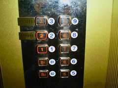 대한민국 울산광역시의 한 병원 엘리베이터, 4층 버튼이 없다.