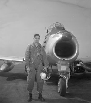 한국 전쟁 중 미국 공군에 배속되어 F-86 세이버를 조종했던 캐나다 공군의 어니 글로버 비행 중위.