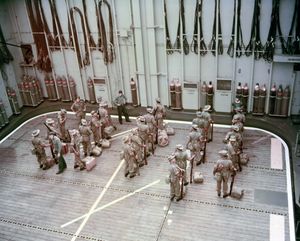 인도군이 1953년 9월 7일 USS Point Cruz에서 헬리콥터를 타고 한국 비무장 지대로 이동하기 위해 준비하고 있다.