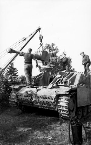 3호 돌격포의 주포를 정비하는 장면.