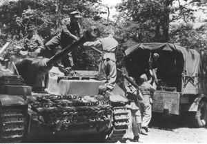 7,5 cm StuK 40 L/48 포를 탑재한 4호 돌격포에 포탄을 적재하는 장면. 1944년 촬영.