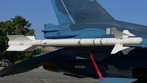 미쓰비시 F-2의 날개 끝 하드포인트에 장착된 AAM-3, 하마마츠 주둔지. 2014