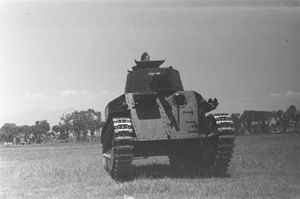 1946년 9월, 인도네시아에서 네덜란드군에 노획되어 사용되는 89식 중전차 갑 후기형. 조종석 전면의 검은 부분은 완전히 열린 조종수용 시찰창이 드리운 그림자이다.