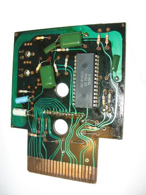 AY-3-8610 기반 게임 카트리지 내부. 이 카트리지가 사용된 콘솔은 다른 카트리지도 사용할 수 있었다. 하지만, 현대 콘솔과는 달리, 게임 칩, 즉 핵심 회로가 콘솔이 아닌 "카트리지 안에" 있었다.