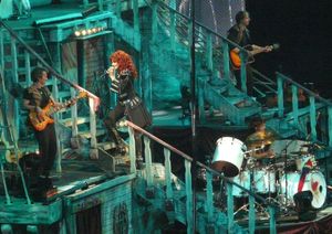 안드레아 베르크가 2012년 1월 아벤토이어 투어에서 해적 의상을 입고 쾰른에서 공연하는 모습. Abenteuer에는 해적과 바다의 은유가 많이 나타난다.