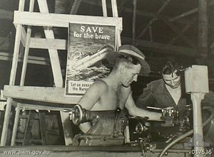 1944년 9월 뉴기니 라에의 호주 육군 작업장에서 전시된 센타우르 침몰을 묘사한 전쟁 채권 포스터