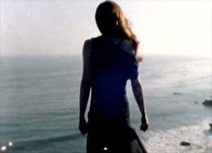 Maybe California 비주얼릿의 스크린샷. 모든 비디오 클립에서 볼 수 있는 상징주의와 거친 8mm, 인디 영상 스타일을 보여준다.