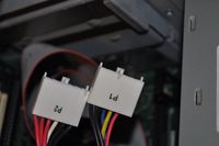 잘못된 삽입을 방지하기 위한 키가 있는 AT 스타일 전원 커넥터