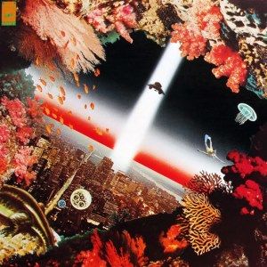 전설적인 도시 아갈타에서 영감을 얻은 요코오 타다노리의 뒷면 커버 디자인