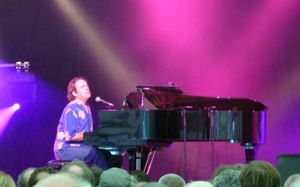 Alapalooza의 리드 싱글 "Jurassic Park"는 지미 웹(Jimmy Webb)의 "맥아더 공원"의 패러디이다.