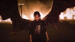 빌리 아일리시는 불길이 주위에서 터져 나오는 가운데 기름으로 뒤덮인 버려진 길을 걷고 있다.