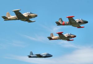 영국의 곡예비행 팀 Team Viper의 BAC 스트라이크마스터 4대가 잉글랜드, 글로스터셔, 코츠월드 공항에 있다.