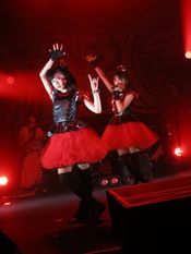 BABYMETAL이 BABYMETAL 월드 투어 2014에서 메기츠네를 공연하는 모습.