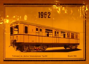 클로스터슈트라세역의 베를린 750주년 기념 전시 중 1420호. 구도색이 적용되어 있다.