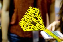 콘서트에서 빅뱅 응원봉을 들고 있는 팬