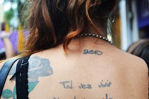 아르헨티나 산타페에서 열린 세계 여성의 날 행진에 참여한 여성의 등 뒤에 'Bitch'라는 단어 문신이 새겨져 있다.