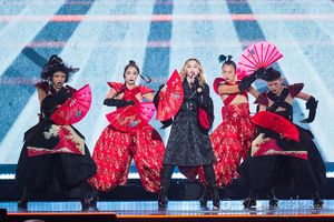마돈나와 그녀의 댄서들이 게이샤에서 영감을 받은 의상과 일본 부채를 선보이며 Rebel Heart Tour에서 이 곡을 공연하고 있다.