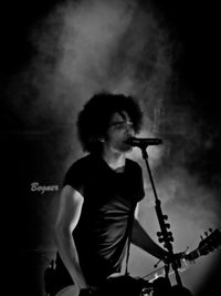 Black Gives Way to Blue는 윌리엄 듀발(사진)이 참여한 밴드의 첫 번째 앨범이다.