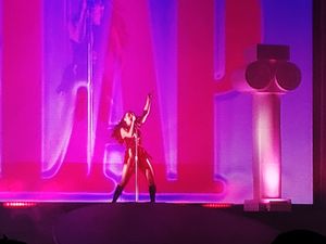 2022년 "Boom Clap"을 공연하는 찰리 XCX