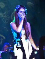 델 레이가 본 투 다이 투어 (2012) 중 어빙 플라자에서 "본 투 다이"를 공연하고 있다.