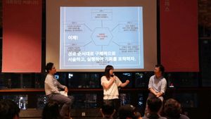 CC클래스 인톡북톡 시간에 회원들과 책의 적용점을 나누고 있다.