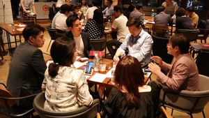 CC클래스 비즈토크에서 회원들이 나눔을 하고 있다.