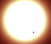 CoRoT-7b가 태양과 비슷한 별 CoRoT-7의 앞을 지나가는 상상도.