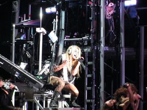 2011년 겟 슬리지 투어에서 "Blow"를 공연하는 케샤