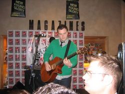 채드 길버트가 음반 Coming Home 홍보를 위한 매장 사인회에서 어쿠스틱 공연을 하고 있다.