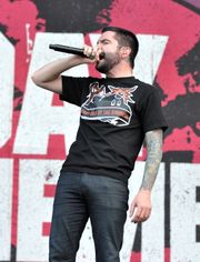 2013년 6월 록 암 링에서 공연하는 제레미 맥키넌