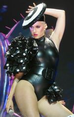 케이티 페리가 매디슨 스퀘어 가든에서 열린 Witness: The Tour에서 "What Have You Done for Me Lately"를 공연하고 있다.