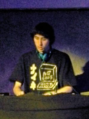 A. G. Cook이 "911"을 리믹스했다.