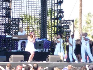 스톤은 2009년 4월 18일 코첼라에서 공연했다