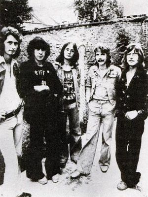 1974년의 카라반. 왼쪽부터: 파이 헤이스팅스, 제프리 리처드슨, 마이크 웨지우드, 리처드 코플런, 데이브 싱클레어.