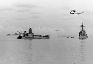 멜버른-에반스 충돌 후 USS Frank E. Evans의 선미 부분. USS Everett F. Larson (오른쪽)은 버려진 구축함의 잔해를 인양하기 위해 이동하고 있다.