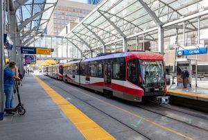 캘거리 다운타운 금융 지구의 8개 역 전차 스타일 무료 요금 구역을 지나는 S200 C트레인.