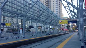 대중교통 몰 구간에 있는 다운타운 웨스트 - 커비 역