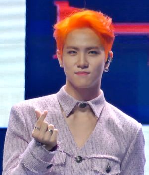 김동한은 D-Night 콘셉트에 맞춰 머리를 오렌지색으로 염색했다.