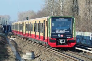 483+484급 편성 열차가 2021년 1월 2일 바움슐렌베크역에서 "환영 열차"를 운행하고 있다.